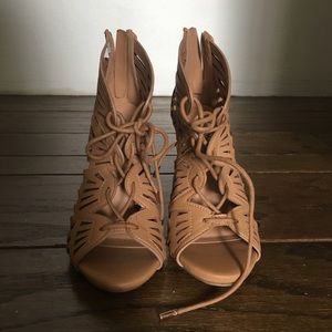 NEW Women’s Cognac Lace Heel size 5.5